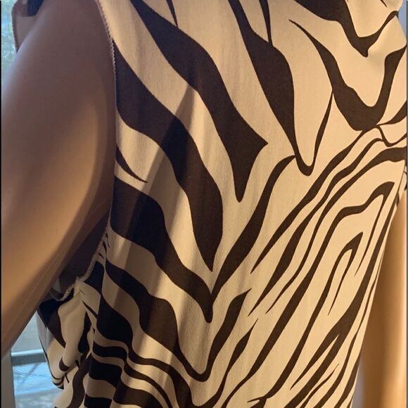 Coin V-neck Large Short Sleeve Animal Print Diamond Look Accessory Attached - Picture 9 of 11